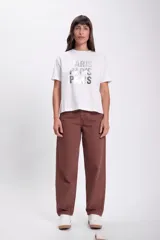 Pantalón de jean marrón de corte recto.