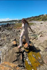 Conjunto de pantalón y cárdigan color manteca de tejido calado.