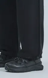 Pantalón jogger negro con múltiples bolsillos, botamanga regulable y cintura elastizada. Confeccionado en algodón combinado con microfibra y calce relaxed fit.