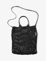 Bolso de red negro con estructura flexible, asas cortas reforzadas y correa larga al hombro.