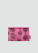 Neceser rectangular de poliéster color rosa con estampado de soles negros y cierre de cremallera. Incluye etiqueta lateral con logo MNG.