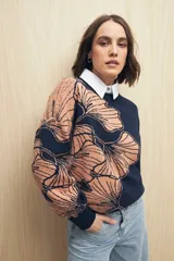 Sweater blanco con diseño floral en jacquard color beige, de corte amplio y tejido de algodón.