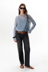 Pantalón de jean azul con paneles en distintos tonos de azul y marrón, corte recto y terminación desflecada.