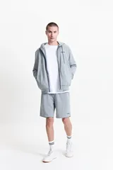 Campera gris de felpa sin frisa, con capucha, cierre frontal y bolsillos laterales con cierre. Logo estampado en relieve en el pecho.