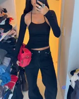 Manguitas térmicas negras de tela tipo media, con escote halter y mangas largas.