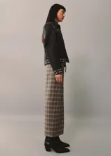 Falda midi de tiro medio con diseño de cuadros y abertura frontal.