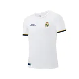 Camiseta de fútbol Adidas del Real Madrid, color blanco con cuello redondo y mangas cortas con ribete azul marino y amarillo. Incluye el escudo del club y el logo de Adidas bordados en el pecho.