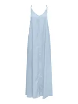Vestido largo celeste de denim con breteles finos y escote en V.