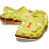 Zuecos Crocs Classic Clog edición especial de Bob Esponja, color amarillo con detalles marrones y negros. Incluye charms de Bob Esponja y su mano.