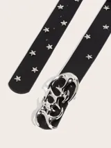 Cinturón negro de cuero sintético con tachas metálicas en forma de estrella y hebilla grande plateada con diseño gótico/tribal.