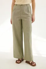 Pantalón de lino azul con finas rayas verticales color beige, corte palazzo y cintura alta.