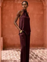 Conjunto de blusa con cuello halter y espalda abierta y pantalón con elástico, color bordeaux.