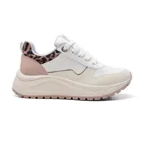Zapatilla deportiva de diseño moderno, con mezcla de materiales en blanco y detalles de animal print en la parte trasera.