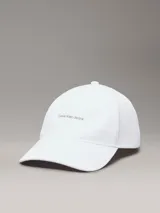 Gorra blanca de sarga de algodón con logo Calvin Klein Jeans bordado en gris en el frente.