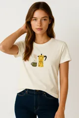 Remera negra de algodón con estampa frontal de una taza de café con la frase "More Espresso Less Depresso".