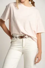 Cinto de cuero con estampado de vaca y hebilla dorada.