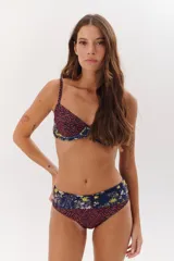 Conjunto de bikini con corpiño triangular con estampado de cebra y flores, y bombacha con estampado de cebra y flores.