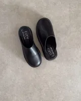 Zuecos color beige de gamuza, con base de goma negra.