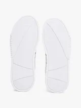 Zapatillas urbanas Tommy Hilfiger de cuero blanco con detalles en azul marino y rojo. Presentan logo en bajo relieve en el lateral y suela cupsole.