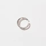 Anillo plateado doble, con una banda superior lisa y una banda inferior con strass.