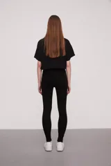 Pantalón super skinny color negro, de cintura alta y corte ajustado.
