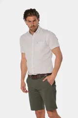 Bermuda clásica color beige confeccionada en algodón con elasticidad, con bolsillos laterales y detalle en bolsillo trasero.