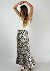 Pollera larga con estampado animal print en tonos marrones y negros.