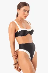 Conjunto de bikini marrón con detalles en blanco. El corpiño es de corte clásico con breteles anchos y la bombacha es de tiro alto con laterales cavados.
