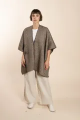 Ruana marrón con terminación de crochet hecho a mano, confeccionada en lana fina sin teñir. Diseño exclusivo de Don Baez, hecha 100% en Uruguay.