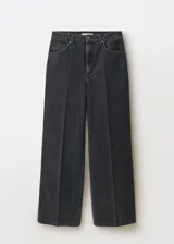 Pantalón de jean negro de corte recto, tiro alto y cinco bolsillos.