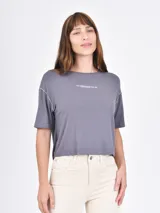 Remera gris con cuello redondo, mangas cortas y estampado frontal con la frase "Too complicated for you" en letras blancas.