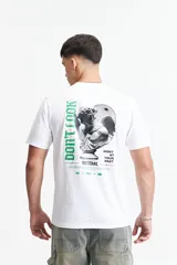 Remera blanca de manga corta con cuello redondo y estampado en la espalda de una escultura clásica con texto en verde.