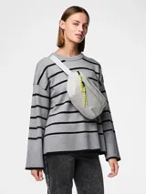 Riñonera color gris claro de poliéster con efecto cuero, correa ajustable con hebilla plástica negra, cierre superior con cremallera y tiradores de cuerda amarilla.