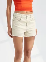 Short de jean color beige, tiro alto, con bolsillos delanteros y traseros, y ruedo desflecado.