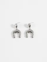 Par de aros colgantes dorados con diseño curvo.