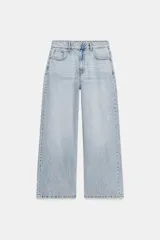 Pantalón de jean negro con efecto lavado, corte wide leg y tiro alto.