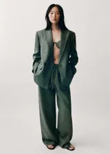 Pantalón largo de lino color verde musgo, de corte recto y tiro medio, con cintura elástica ajustable con lazo.