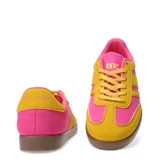 Zapatillas deportivas bajas con estampado animal print de leopardo, detalles en negro y suela marrón.