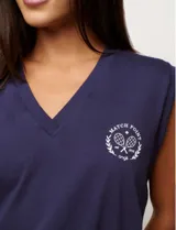 Musculosa negra con cuello en V y logo estampado en el pecho con dos raquetas de tenis cruzadas y la leyenda "Match Point".