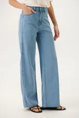 Pantalón de jean azul con corte acampanado y diseño de bloques de color en diferentes tonos de azul.