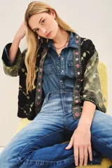 Kimono de viscosa con teñido tie dye en tonos negro y verde. Tiene cuello mao, mangas cortas y calce amplio.