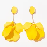 Aros colgantes con forma de flor, con pétalos de color amarillo.