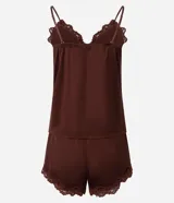 Conjunto de pijama color marrón chocolate, compuesto por un top de satén con breteles finos regulables, escote en V con encaje y botones delanteros; y un short con cintura elástica y encaje en el ruedo.