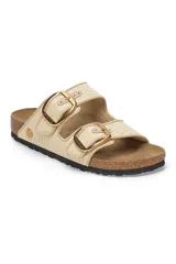 Sandalias Birkenstock Arizona con hebilla grande, confeccionadas en rafia natural con plantilla anatómica de corcho y látex.