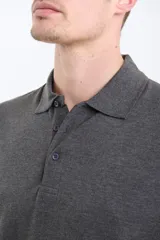 Remera manga corta verde con cuello polo y tapeta con botones.