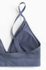 Soutien de punto acanalado color celeste, con breteles finos ajustables y copas triangulares con relleno extraíble. Sin cierre ni aros.