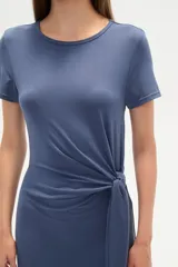 Vestido midi azul de viscosa, corte al cuerpo, manga corta y cuello redondo, con nudo lateral.