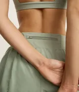 Bermuda deportiva de microfibra color blanco, corte runner con cintura elástica y forro interno.