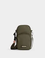 Portacelular color verde militar con bolsillo frontal con cierre, correa regulable y desmontable, cierre superior con puller de cordón y goma, y tag de goma con la inscripción "LA CLUB 1979".