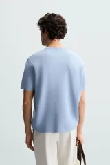 Camiseta color caqui de punto con hilatura de mezcla de algodón, corte recto, cuello redondo y manga corta.